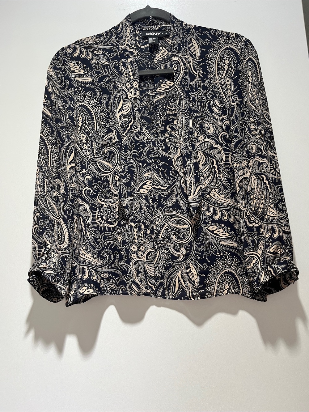 SILK DKNY Navy and Cream Paisley Button-Down Shirt Size 4